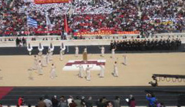 圣火交接仪式上女祭司们欢送圣火的表演