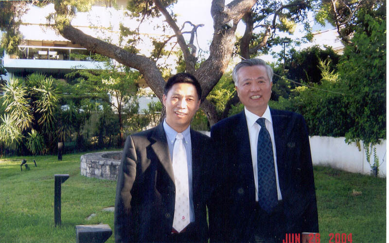 中国驻希腊前任大使唐振琪(右)与本社总经理兰孝程(左)在大使馆庆祝中华人民共和国国庆招待会上合影