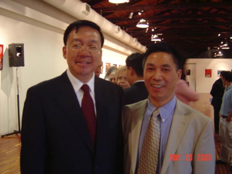 中国驻希腊上任大使田学军(左)与本社总经理兰孝程(右)在雅典市“把目光投向中国的文化展览会”上合影