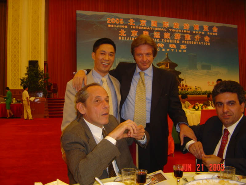 希腊政府旅游组织主席阿里斯特迪·卡罗杰罗布若(Aristeidi.Kalogeropoulo)先生与本社总经理蓝孝程先生在人民大会堂北京市政府“奥运旅游推介会”上