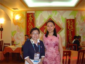 北京奥组委邓亚萍女士与本社餐楼经理赵燕莉女士交谈
