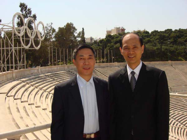 中国驻希腊现任大使罗林泉(右)与本社总经理兰孝程(左)