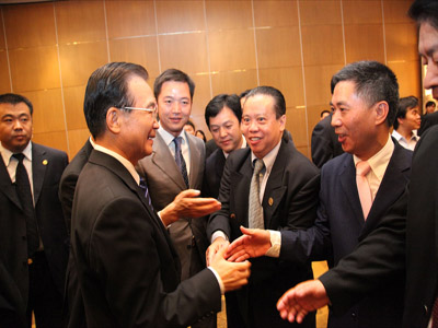 接见会上,我社总经理兰孝程和温总理握手