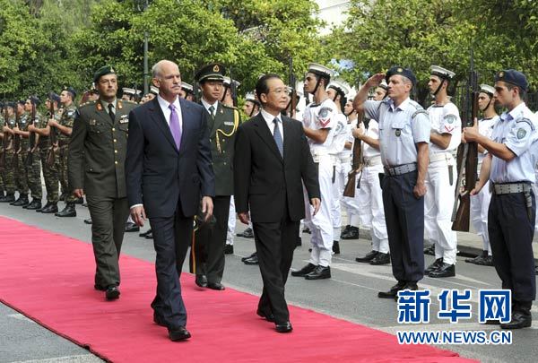 10月2日,希腊总理帕潘德里欧在雅典举行仪式欢迎到访的中国国务院总理温家宝。