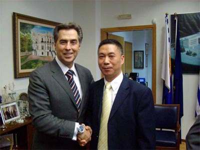 塞萨洛尼基市长VASSILIS PAPAGEORGOPOULOS与兰孝程总经理亲切握手