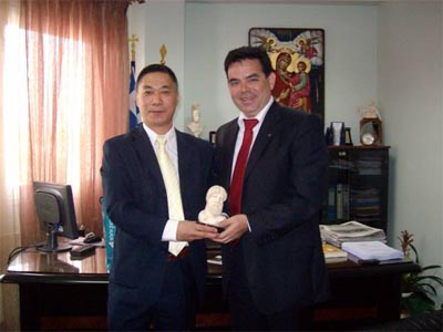 PARALIAS 市长 KERAMIDIOTIS 向兰孝程总经理赠送宙斯神像纪念品