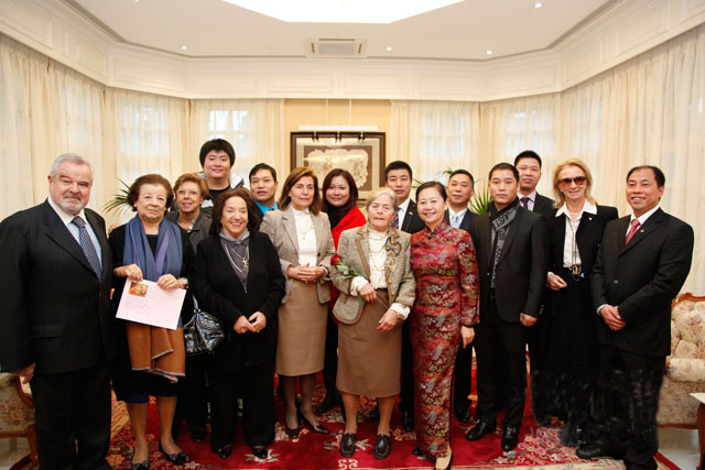 中国驻希腊大使夫人杨国华、希腊各界知名人士和希腊华人侨团代表合影